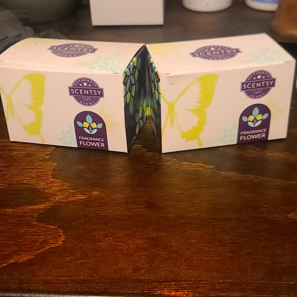 2 Scentsy fragrance flowers. Hibiscus Pinapple